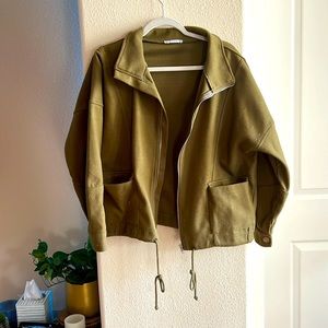 A light cargo style jacket with pockets and zipper.